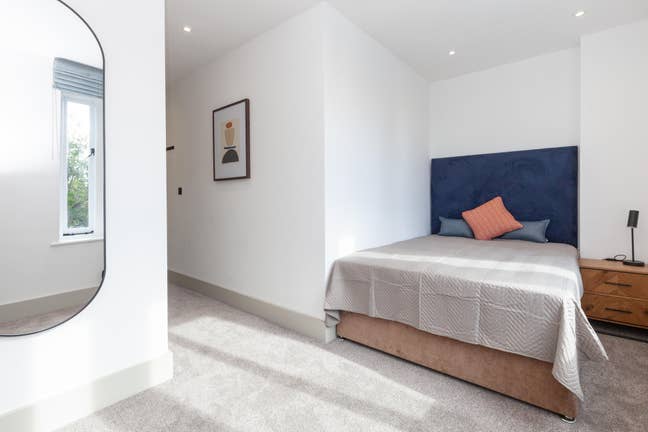 En-suite room available now in St Clements  Main Photo