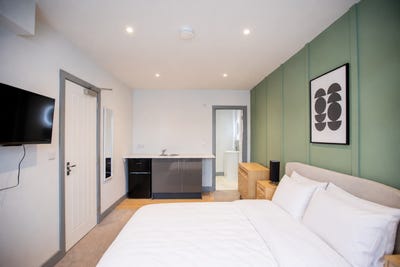 Chic Ensuite double room with driveway Parking! 🤍 Main Photo