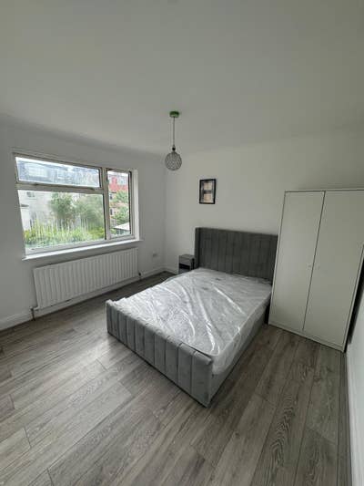 Furnished Room to rent-  Fleetwood Road, NW10 Main Photo