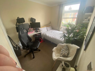 Double room in all female house  Main Photo