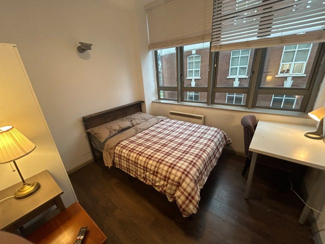 Furnished room in a great area Main Photo