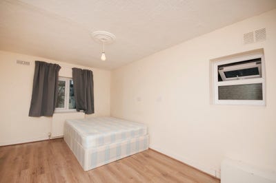 LARGE room available, E13 Main Photo