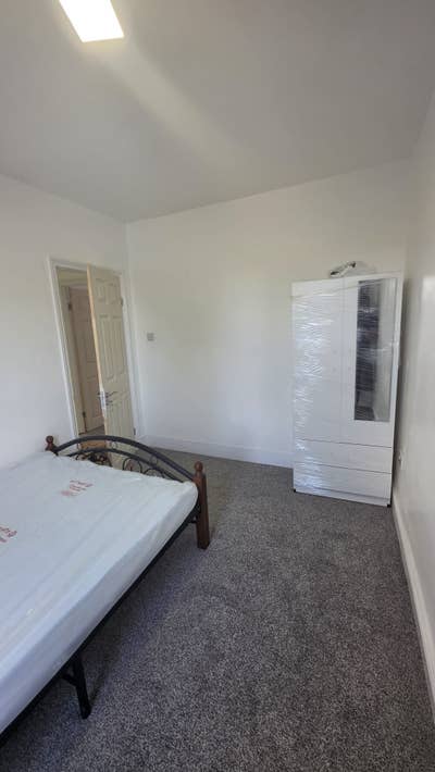 🏡 Rooms Available in Spacious 3-Bed House – E Main Photo