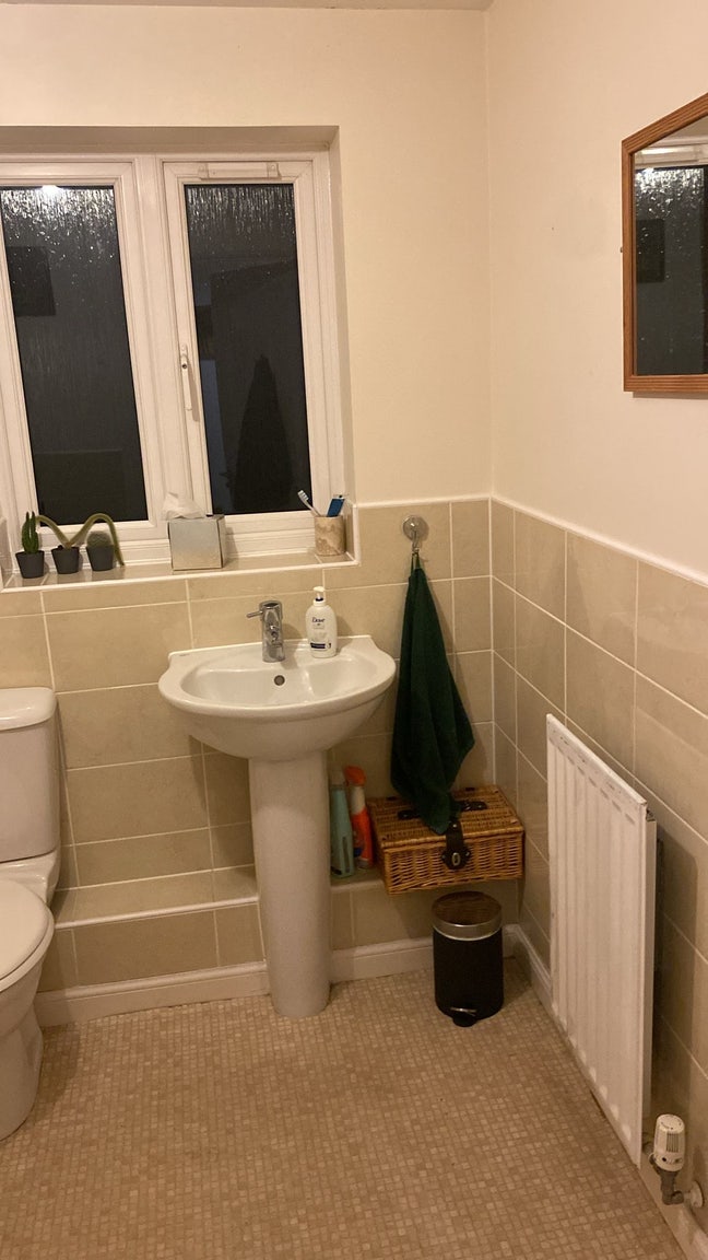 Double room and private bathroom in a quiet house Main Photo