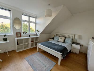 Large En-Suite Room in Kew Riverside inc. Gym/Pool Main Photo
