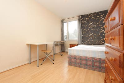 Spaced double room by Mile end/ Victoria park  Main Photo