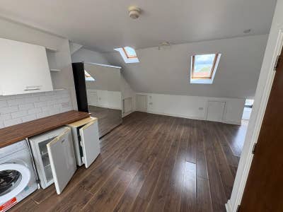 Modern Top-Floor Studio for working professional Main Photo