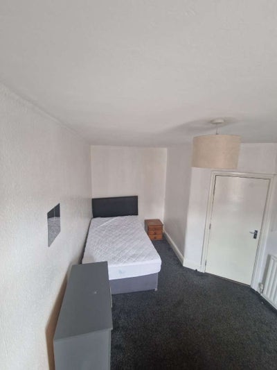 Double room in 5 bed house - available immediately Main Photo