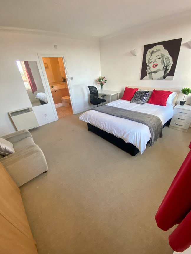 Large En-Suite Studio Room 2 Min to Crossharbour Main Photo