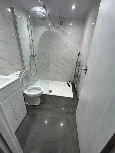 Spacious Hyde Park Rooms - Available Now  Main Photo