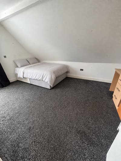 Spacious Hyde Park Rooms - Available Now  Main Photo