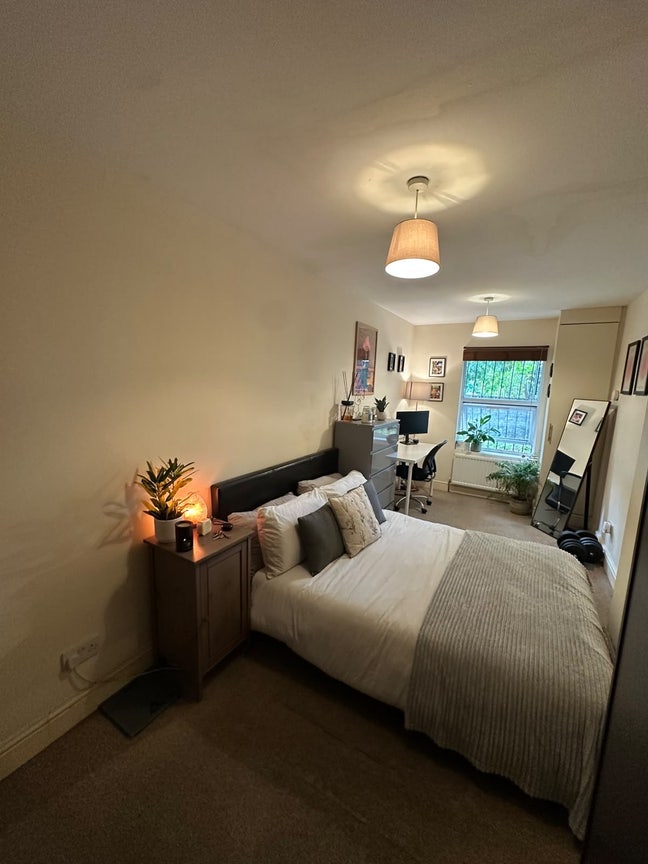 🏡 En-Suite Room Available - Mid October Main Photo