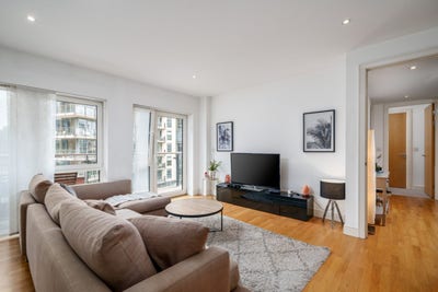 Prime location Modern 2 bed Main Photo
