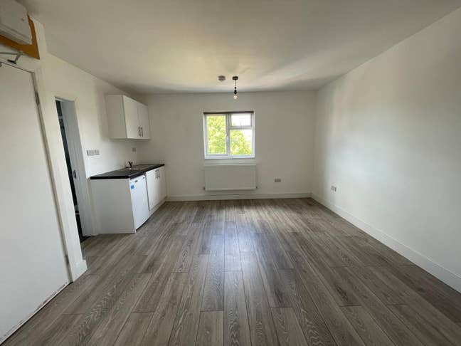 Ensuite to rent inc all bills Farndale Ave N13 Main Photo