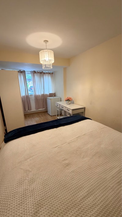  Double  Bedrooms  in  Uxbridge  UB8  Main Photo