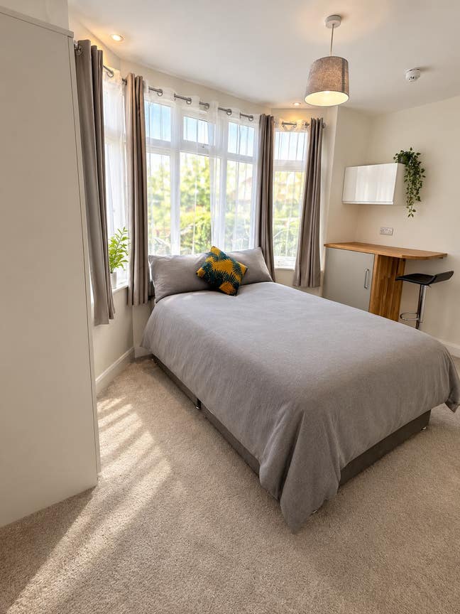 Immaculate Modern En-Suite Studio Room  Main Photo
