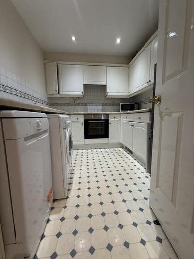 Spacious Two-Bedroom Ground Floor Flat with Parkin Main Photo