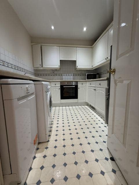 Spacious Two-Bedroom Ground Floor Flat with Parkin Main Photo