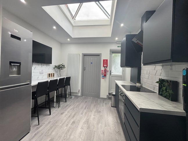 Beautiful Ensuite Bills Inclusive Available NOW Main Photo