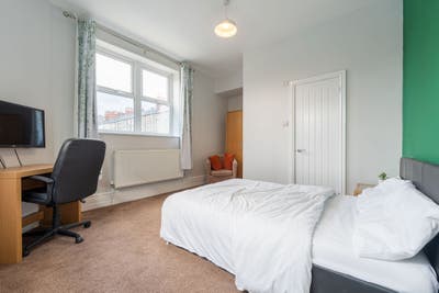 Rooms Available in Modern 6-Bed Professional HMO Main Photo