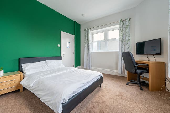 Rooms Available in Modern 6-Bed Professional HMO Main Photo