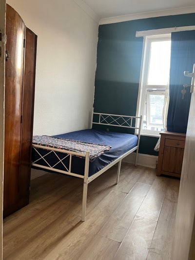 Small single room for rent in seven kings  Main Photo