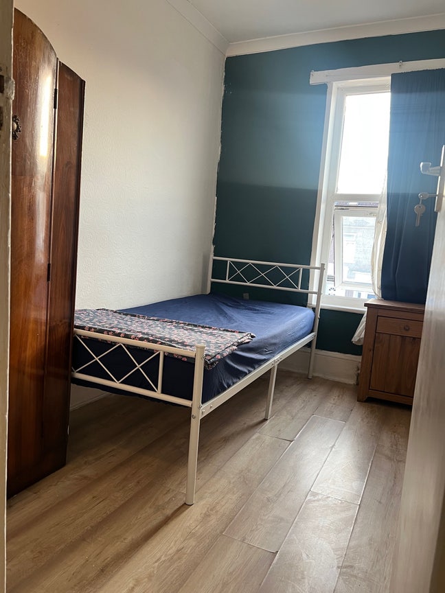 Small single room for rent in seven kings  Main Photo