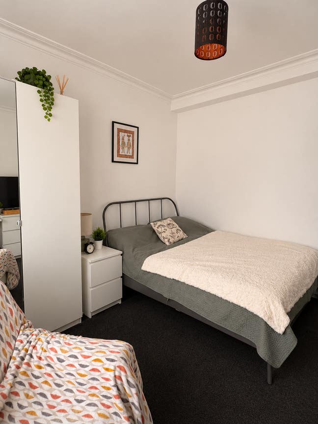 Two Double Rooms Available in the Same House Main Photo