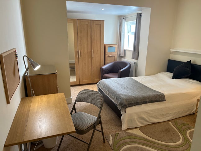 Fantastic Double En-Suite Room to let in Horley Main Photo