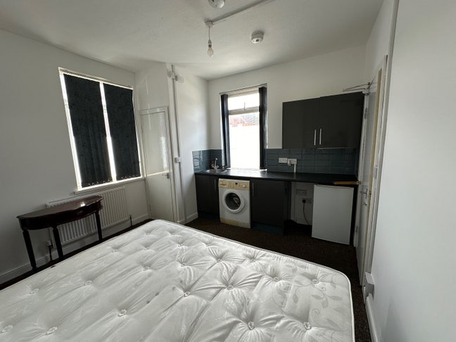 Studio Flat All Bills Included Close to  Centre  Main Photo
