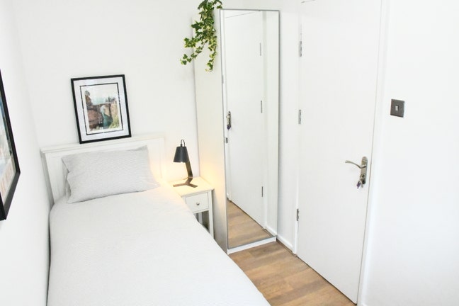 Lovely Bedroom Close to Q.M.U. Main Photo