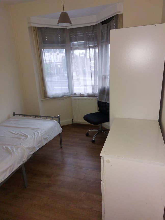 Single Room -Available now Main Photo