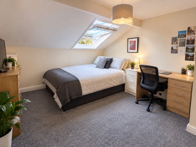 Spacious 9 bed house share - All bills included Main Photo