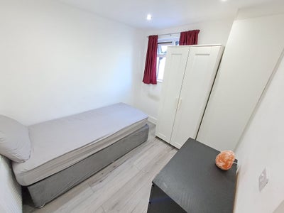 Large Single room near Rayners Lane Main Photo