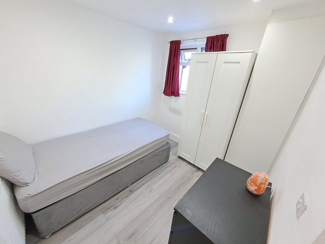 Large Single room near Rayners Lane Main Photo