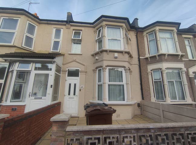 Room to let in a shared house  near to Barking  Main Photo