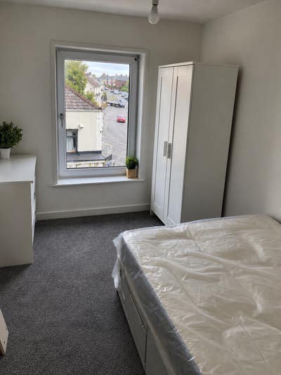 Small double room available now in Aberkenfig! Main Photo