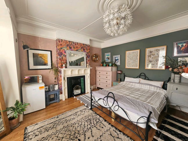 **Huge King Size with Fridge Etc, Bills Included* Main Photo