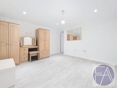 Double room available in furnished flat Main Photo