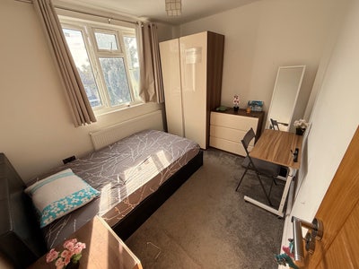    Double  room  to  let (Females preferred)
 Main Photo