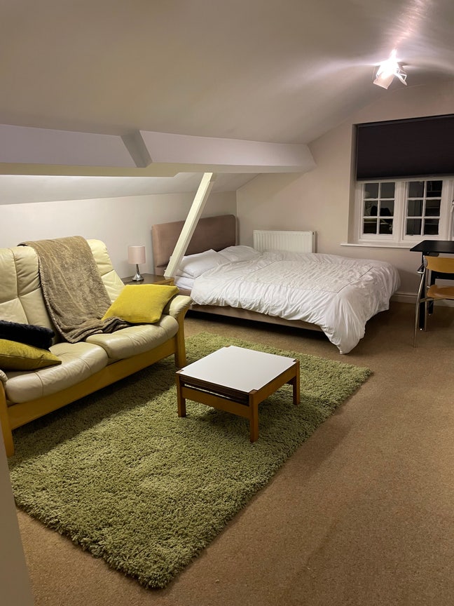 Studio flat separate access within family property Main Photo