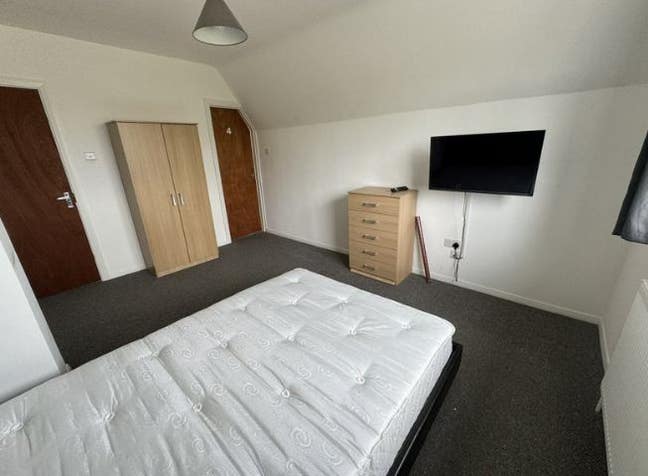 Double Room Manchester - Benefits Welcome Main Photo