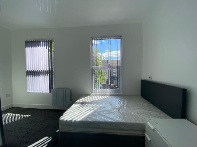 En-Suite Master Bedroom 2 Min from Leyton Tube  Main Photo