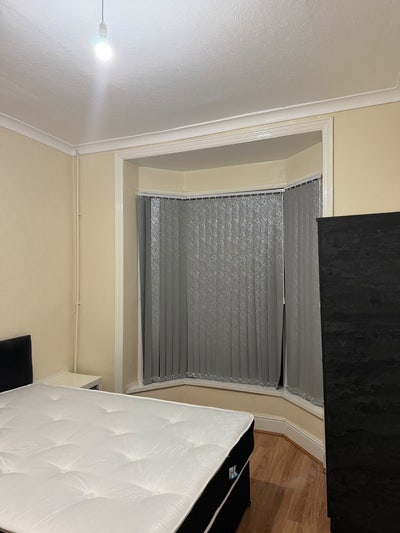 1 Room Main Photo