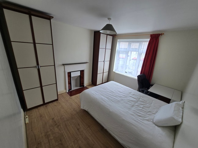 Spacious double room | 9 mins to Northern line Main Photo