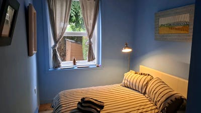 Lovely bright Double Room in my cosy arty home. Main Photo