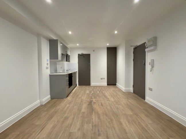Modern Double Room London - Benefits Welcome Main Photo
