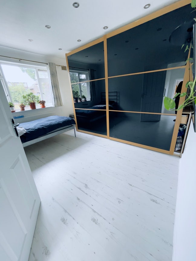Charming large double bedroom in Northwood Main Photo