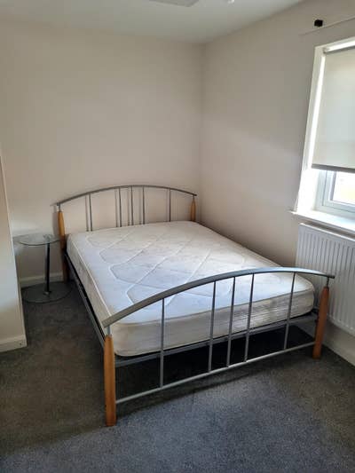 Room available in a 2 bedroom house Main Photo