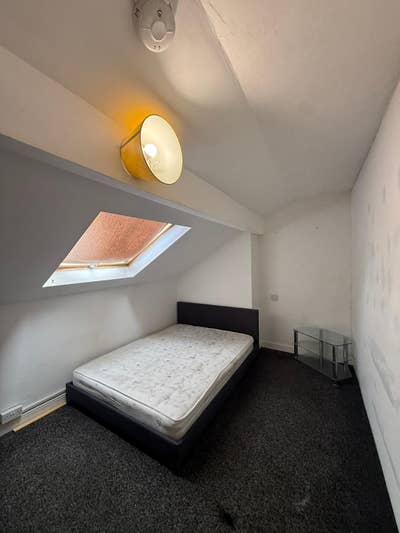 Double Room Leeds - Benefits Welcome Main Photo
